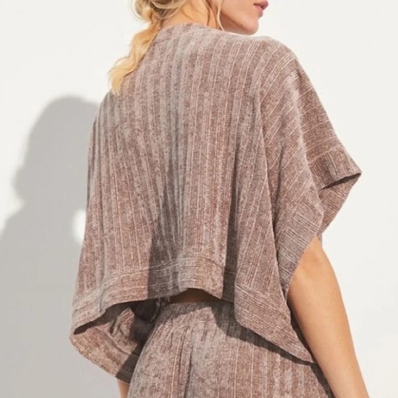 UO • Out From Under Snowy Day Cropped
Chenille Vest - Picture 3 of 10